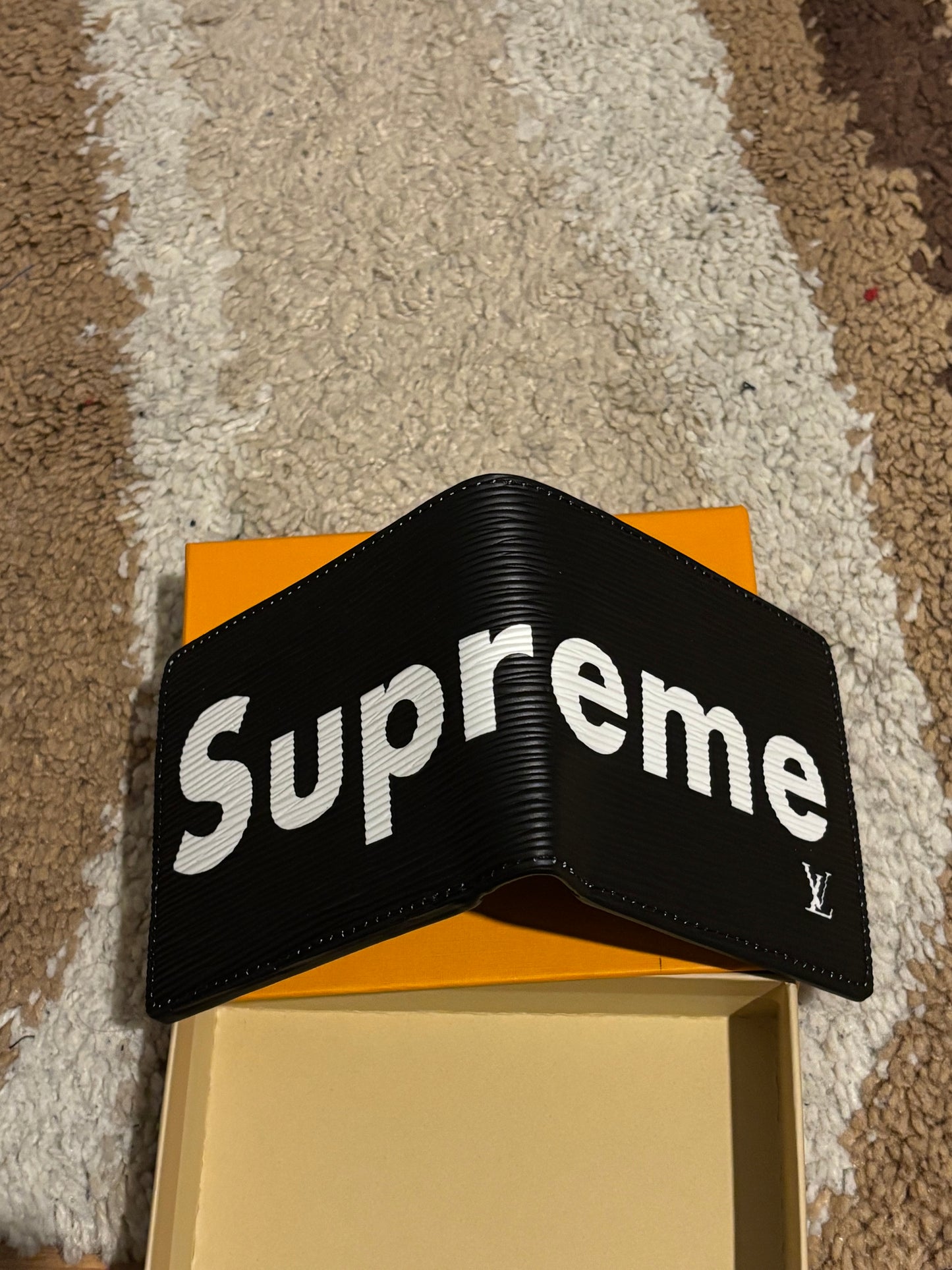 LV x Supreme портфейл